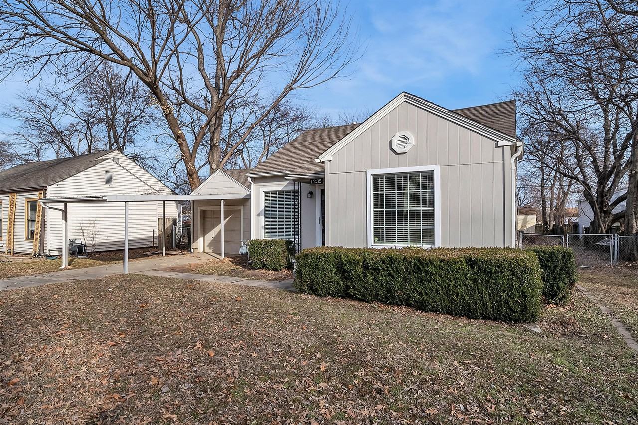 1235 S Erie Ave - Photo 2 of 15