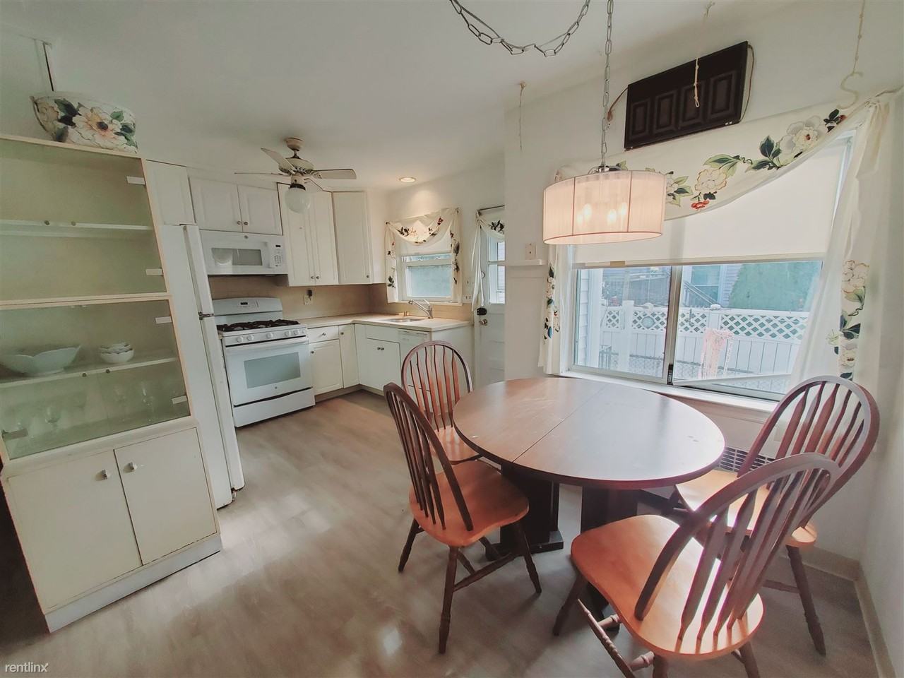 75 Soundview Ave - Photo 3 of 10