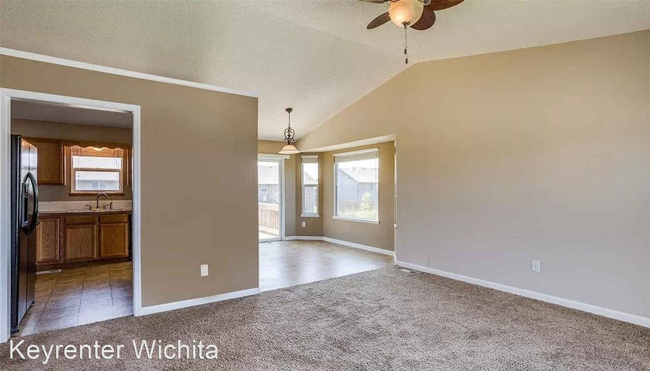 5423 S Elmhurst Cir - Photo 3 of 17