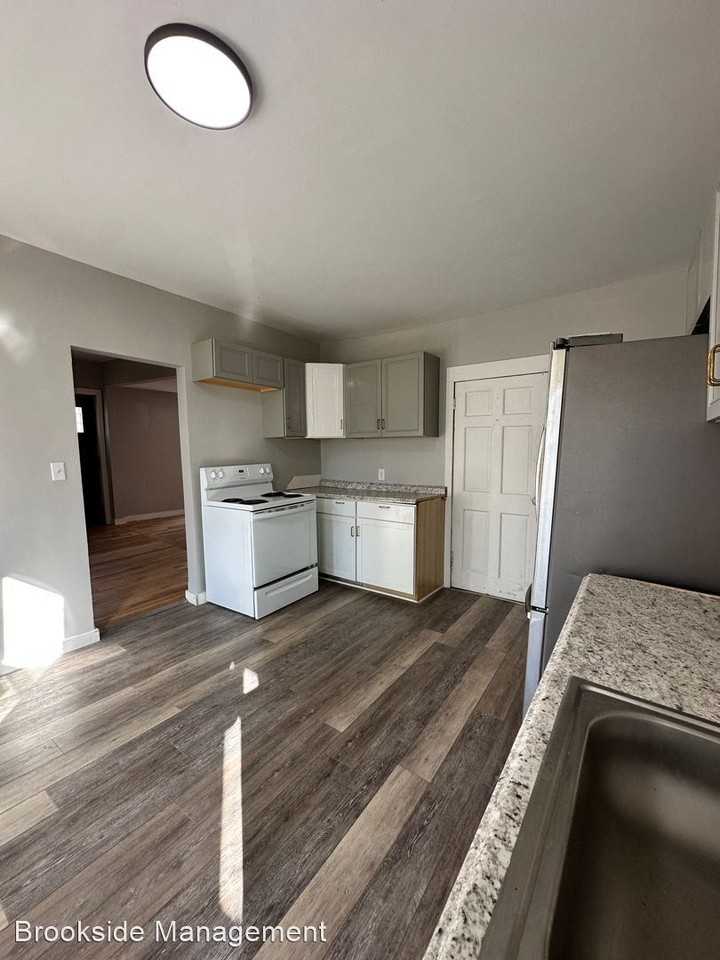 222 Brown St - Photo 3 of 9