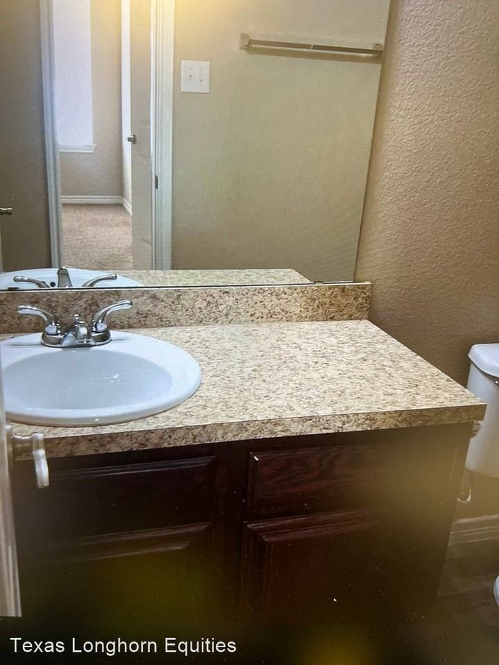 1050-1052 New Castle Dr. - Photo 3 of 6