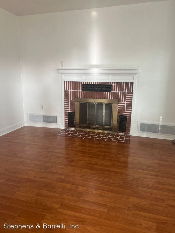 143 6th St - Photo 2 of 10