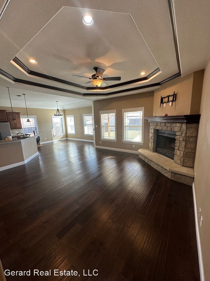 2233 Bunker Hill Dr - Photo 3 of 25