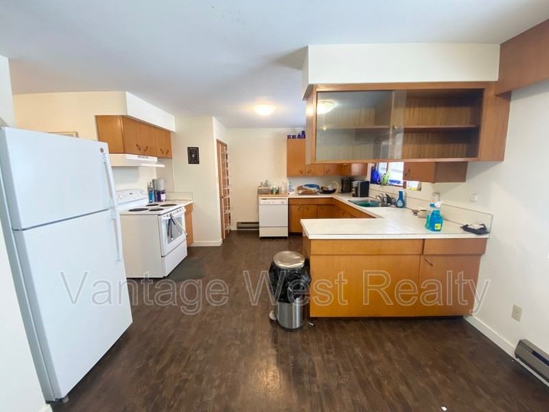 9562 Jensen Rd - Photo 2 of 41