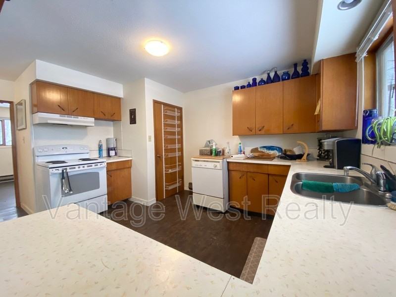 9562 Jensen Rd - Photo 3 of 41