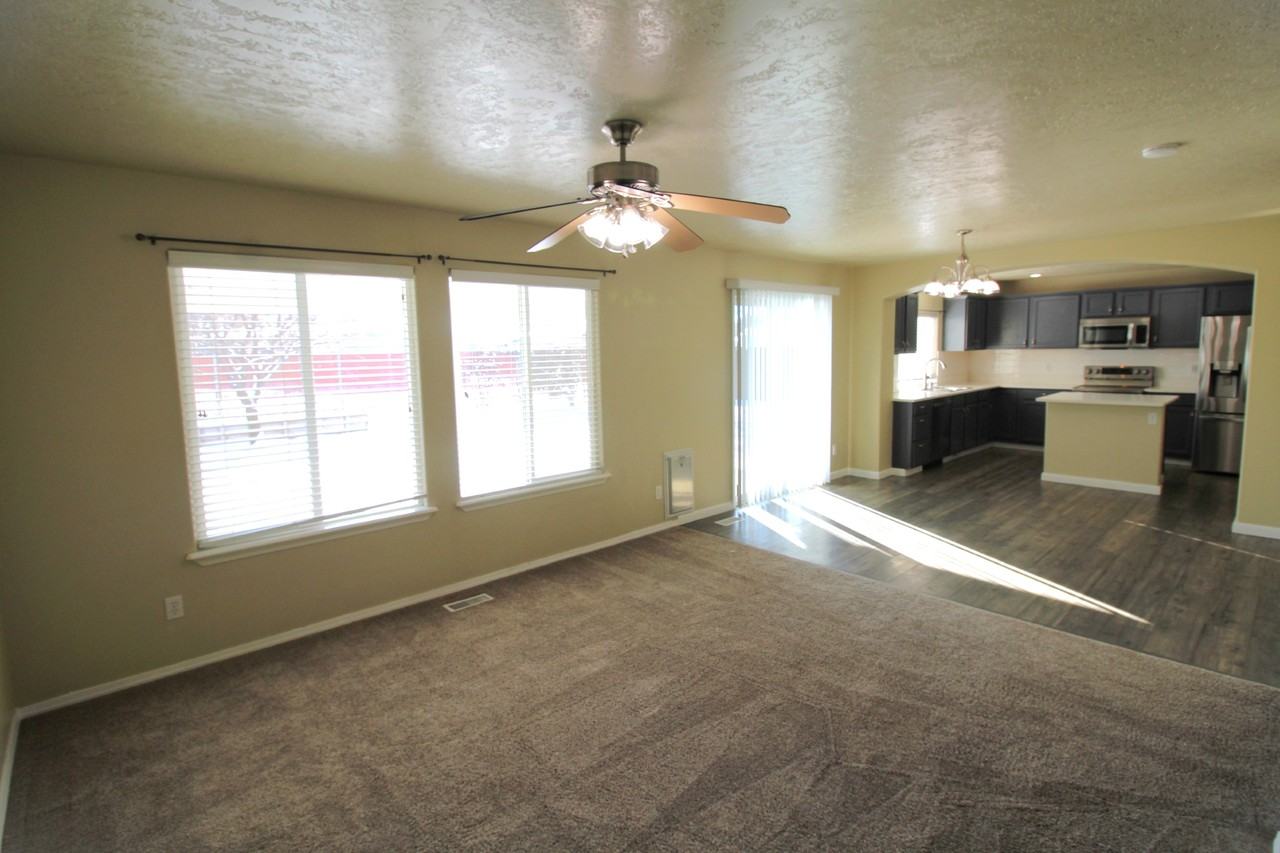 639 E Willowbrook Dr - Photo 3 of 23
