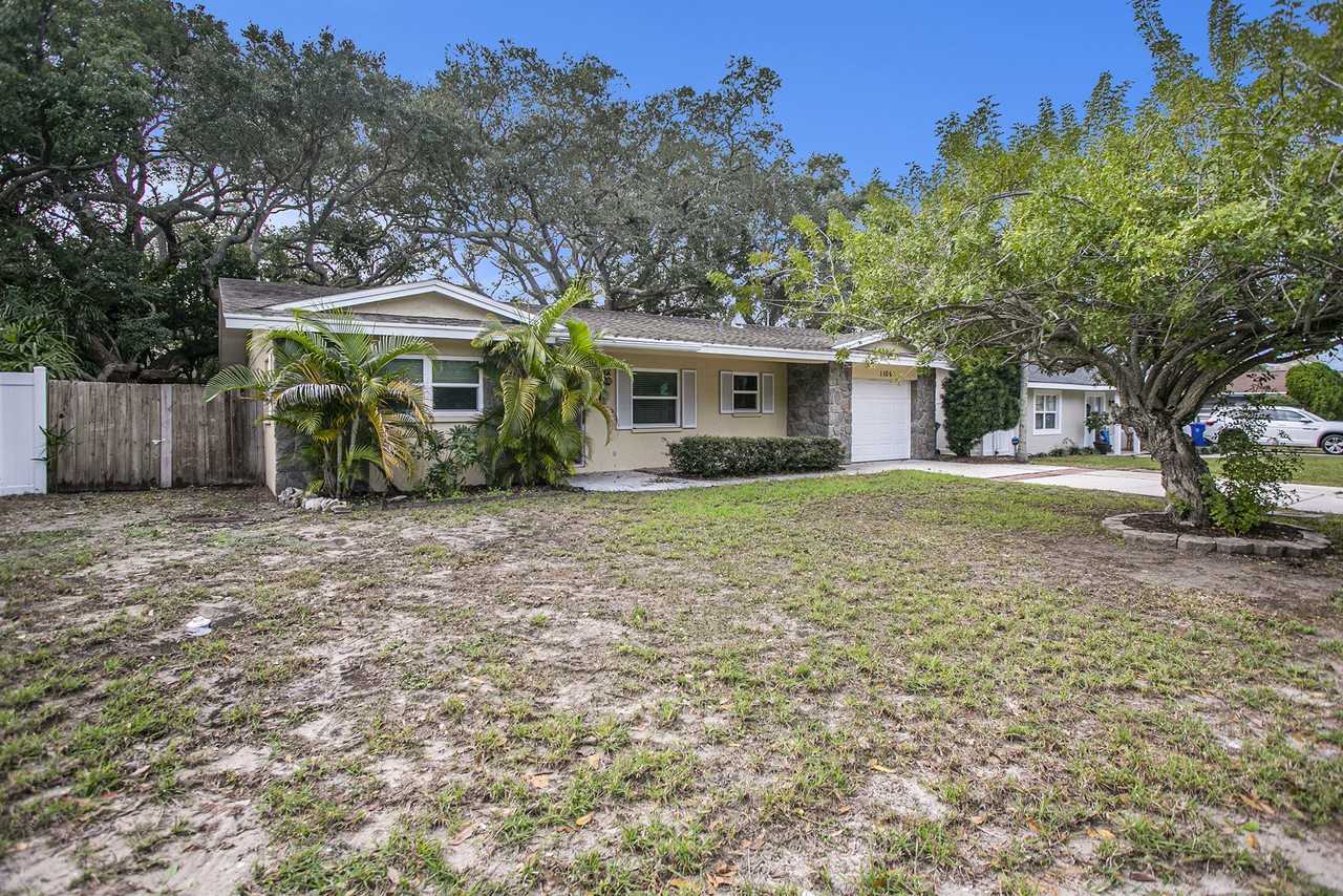 1105 Admiral Rd - Photo 2 of 35