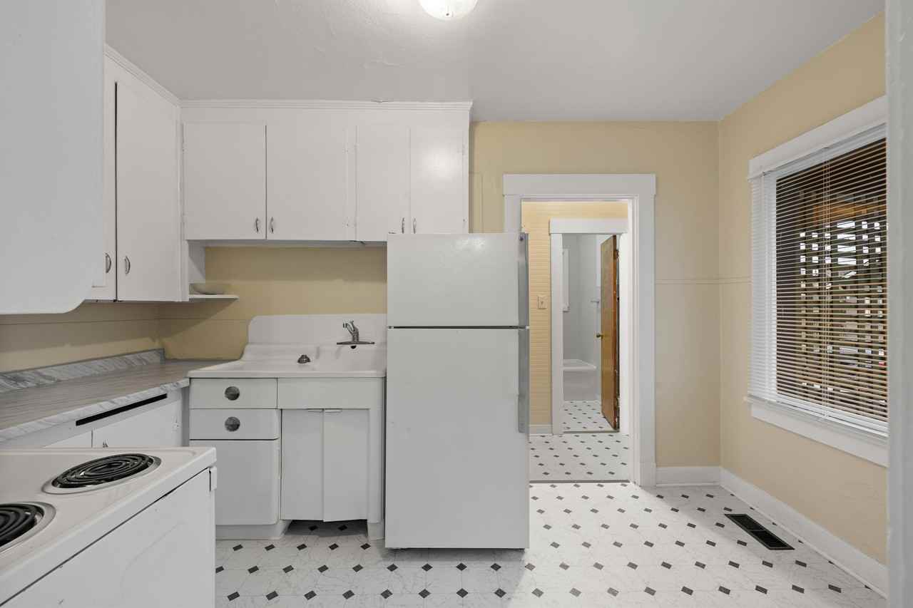 521 W 3rd St #2 - Photo 3 of 11