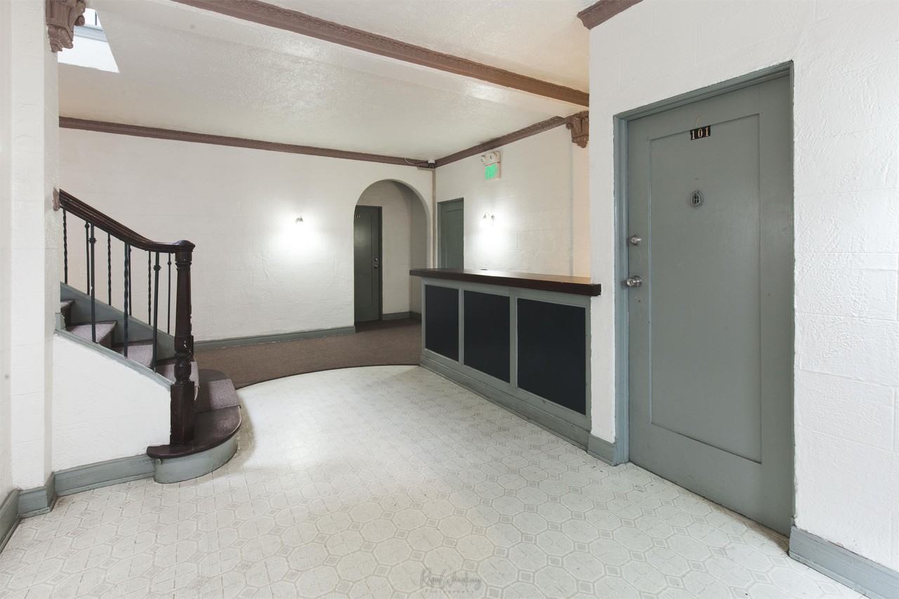 21 Westminster Avenue - Photo 3 of 34