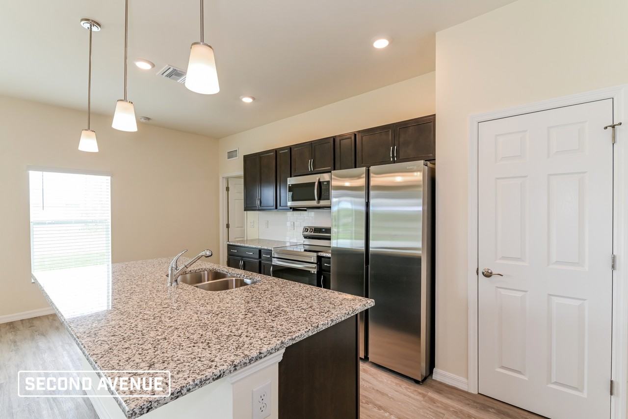 1015 Ne 34th St - Photo 3 of 19