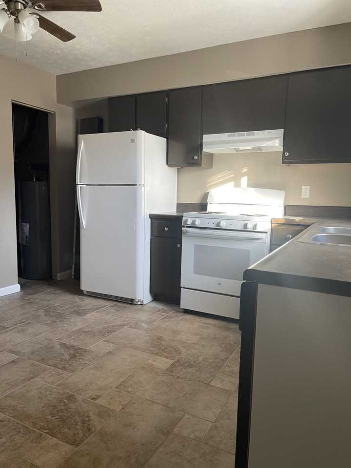 21 W Perry St #21 - Photo 2 of 17