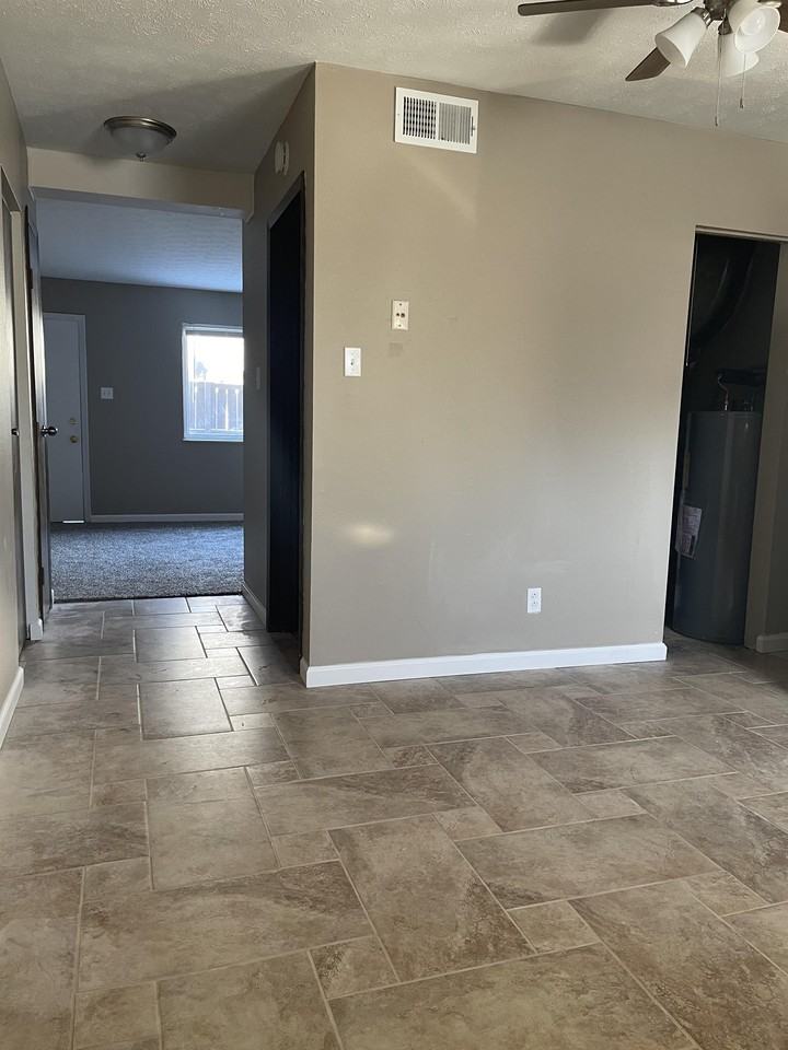 21 W Perry St #21 - Photo 3 of 17