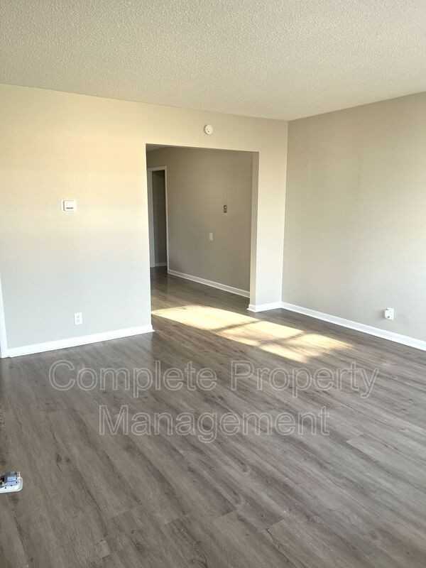 1108 Hall St - Photo 3 of 20