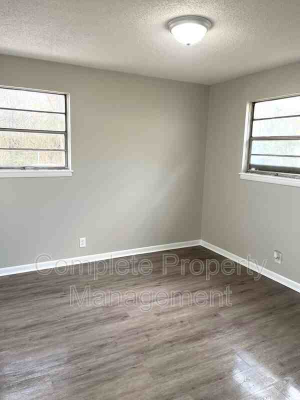 1108 Hall St - Photo 7 of 20