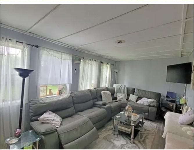 2440 Gerry St - Photo 2 of 11