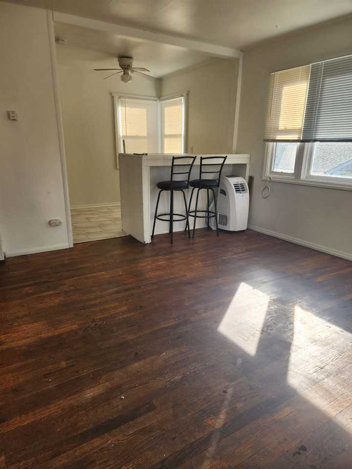 1124 Warner St - Photo 2 of 5