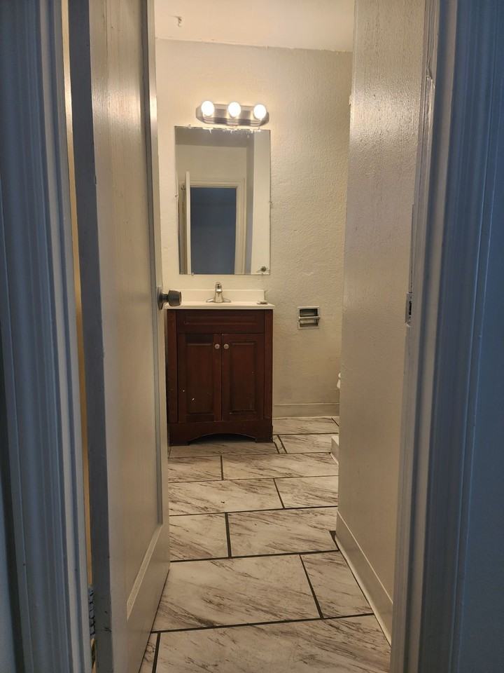 1124 Warner St - Photo 3 of 5