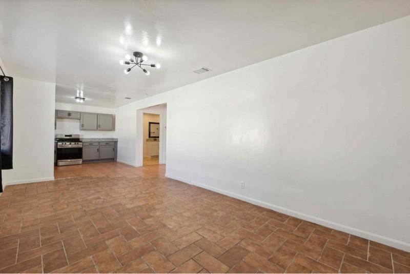 810 Zachry Dr - Photo 2 of 9