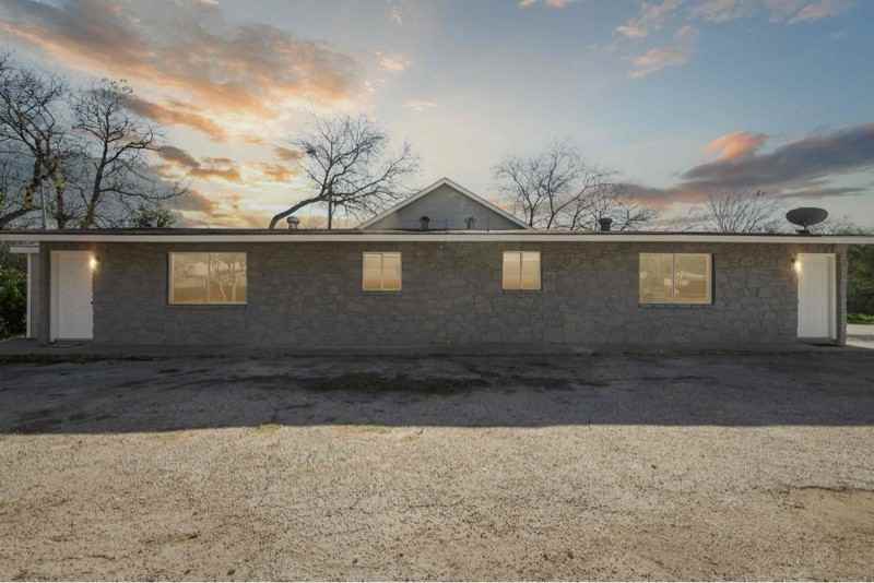 810 Zachry Dr - Photo 3 of 9