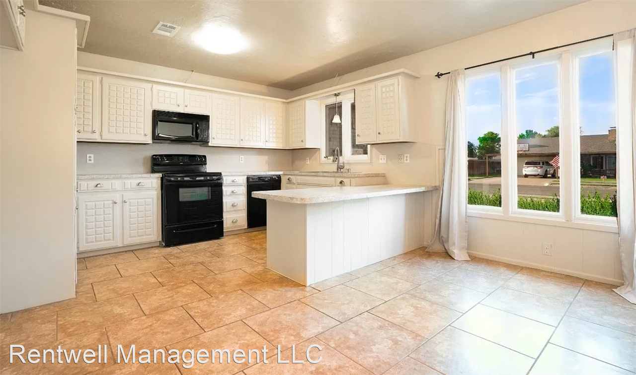 3007 92nd St - Photo 3 of 4