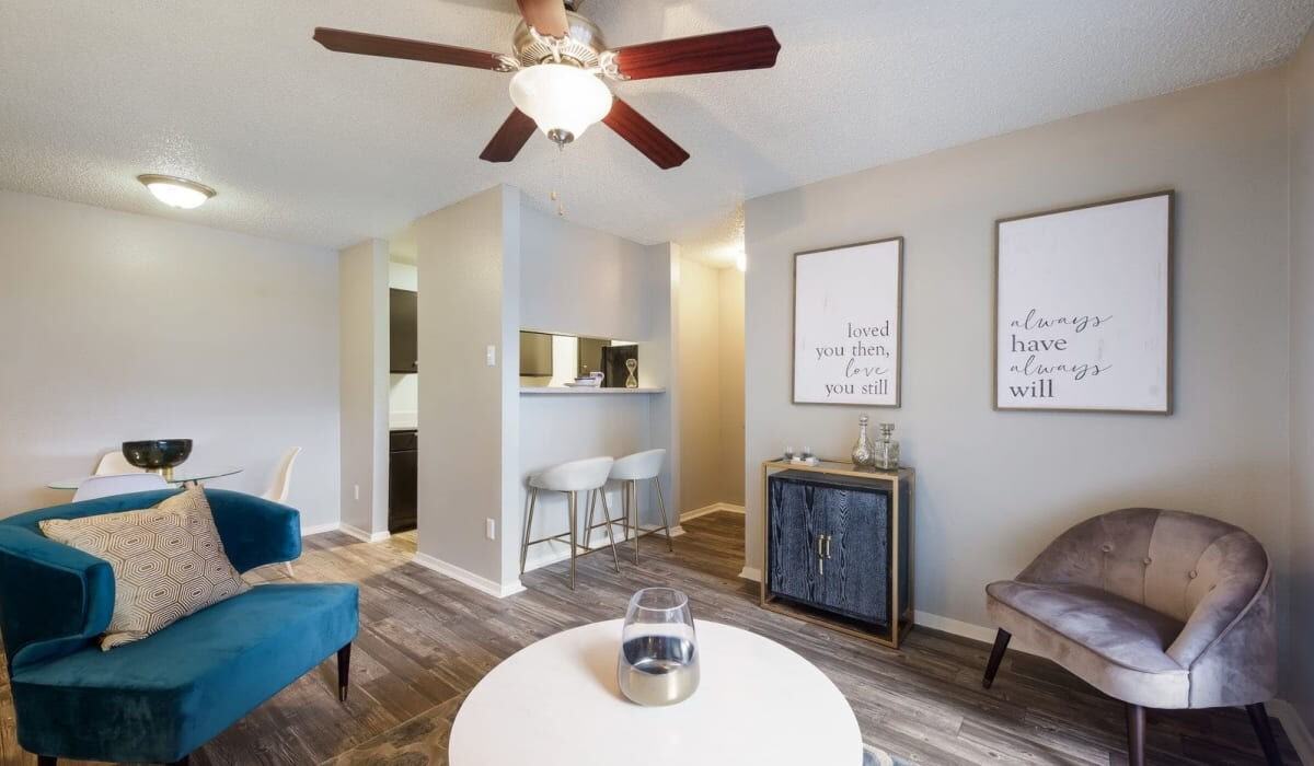 Holbrook Apartment - Photo 5 of 35