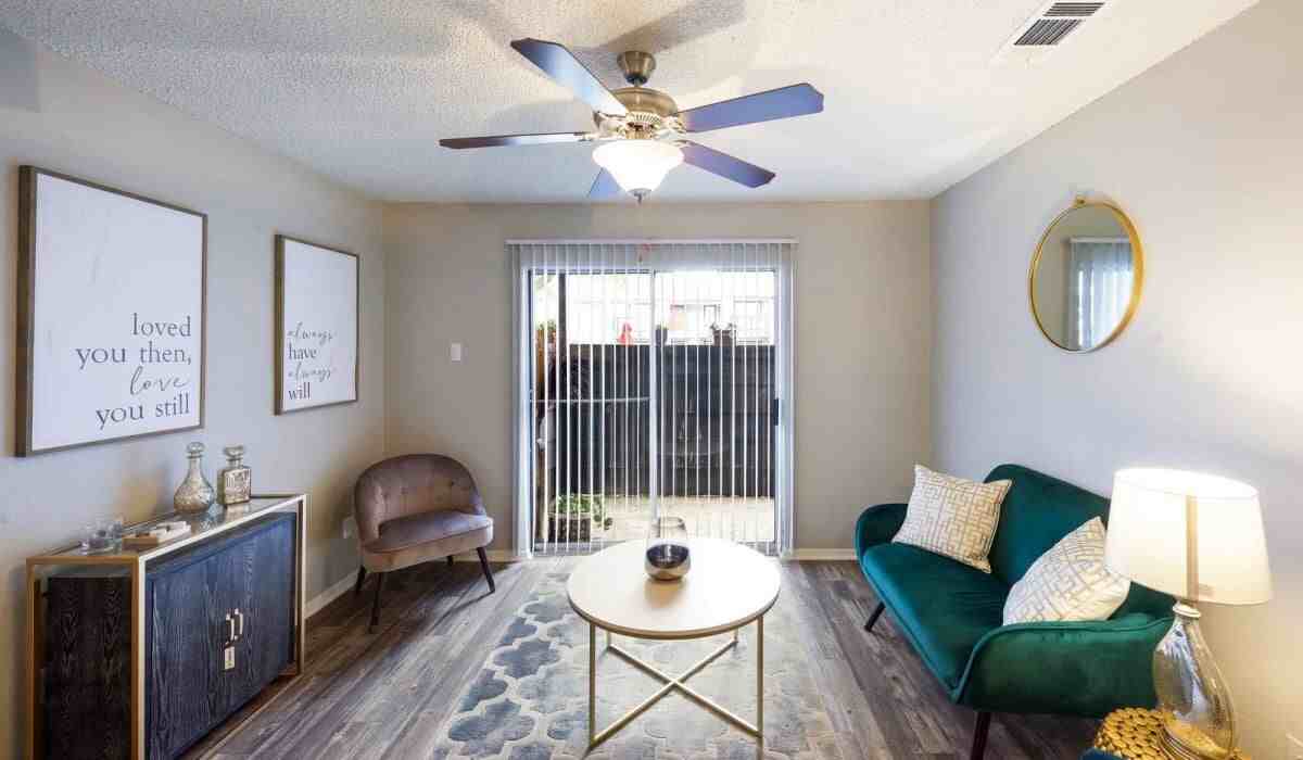 Holbrook Apartment - Photo 4 of 35