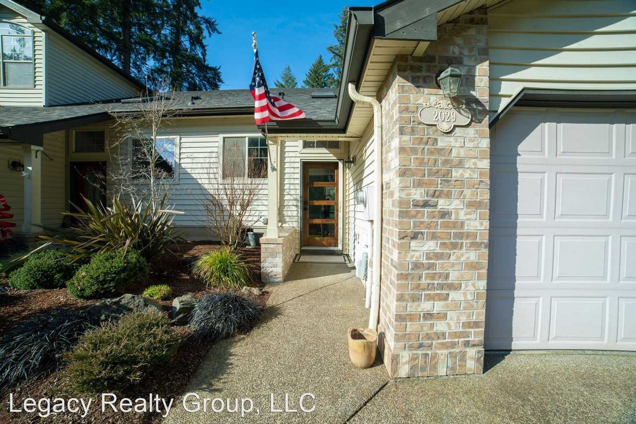 2029 N Forest Ct - Photo 2 of 44