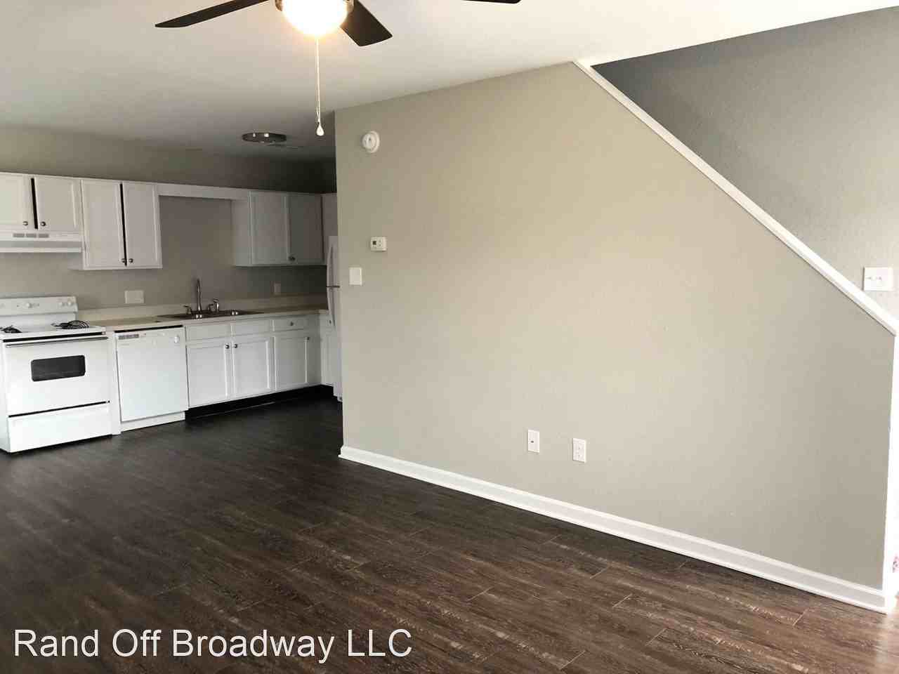 Spacious 3 bedroom, 2 bathroom apartment homes: Rand Off Broadway! - Photo 2 of 13