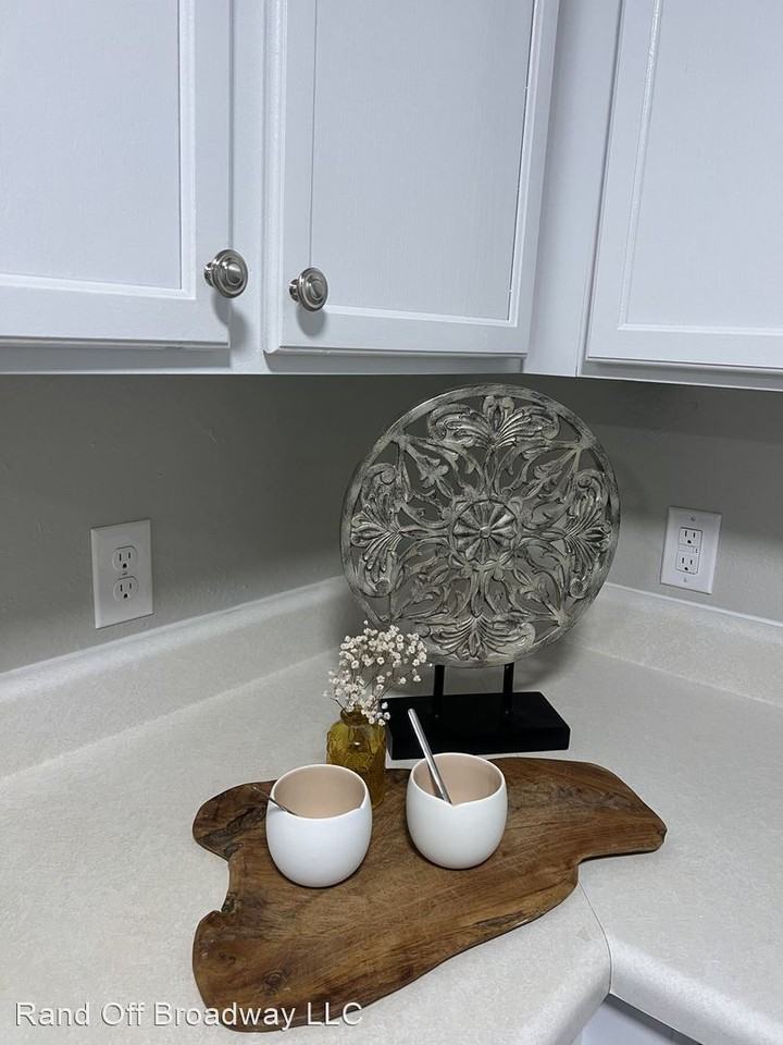 Spacious 3 bedroom, 2 bathroom apartment homes: Rand Off Broadway! - Photo 3 of 13