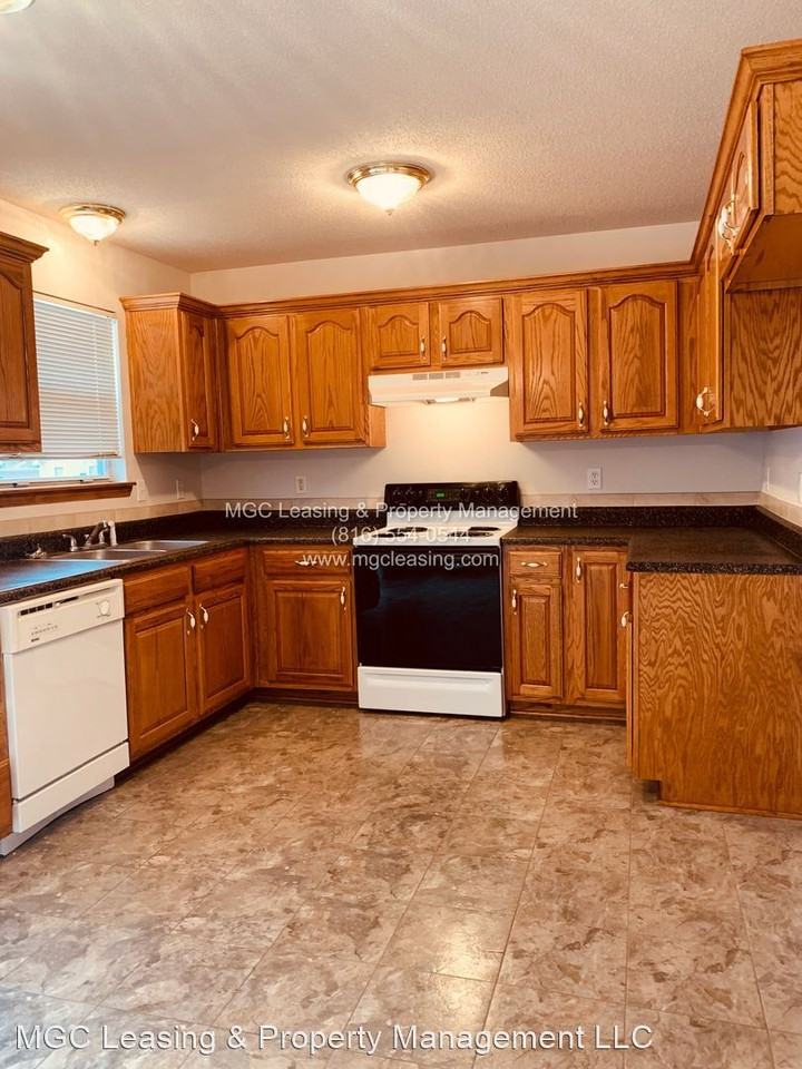 511-517 N Foxridge Dr - Photo 2 of 26