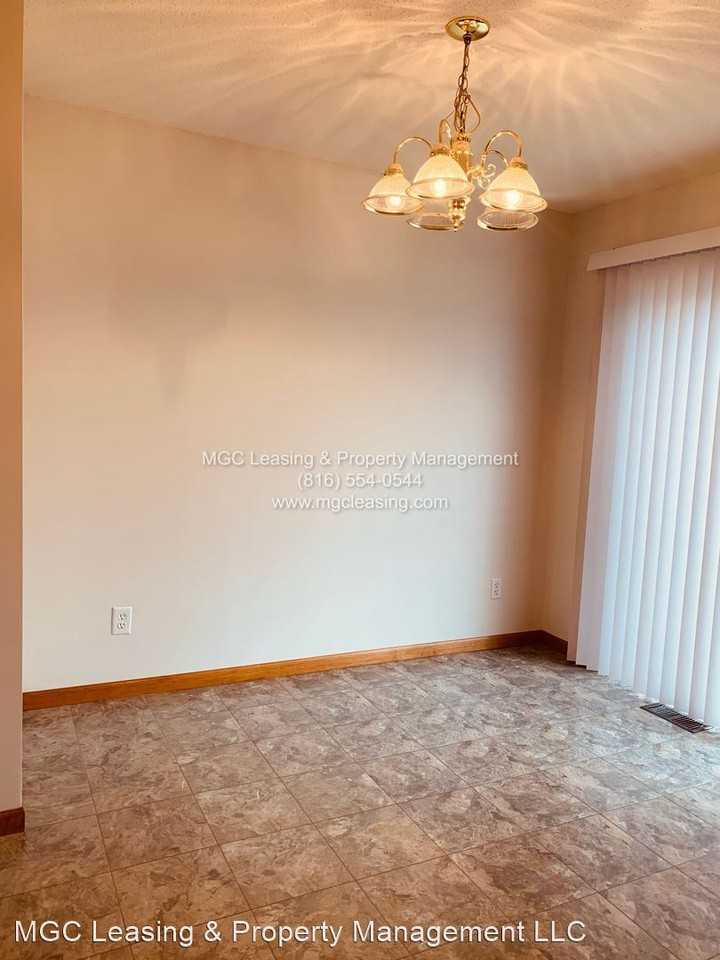 511-517 N Foxridge Dr - Photo 3 of 26