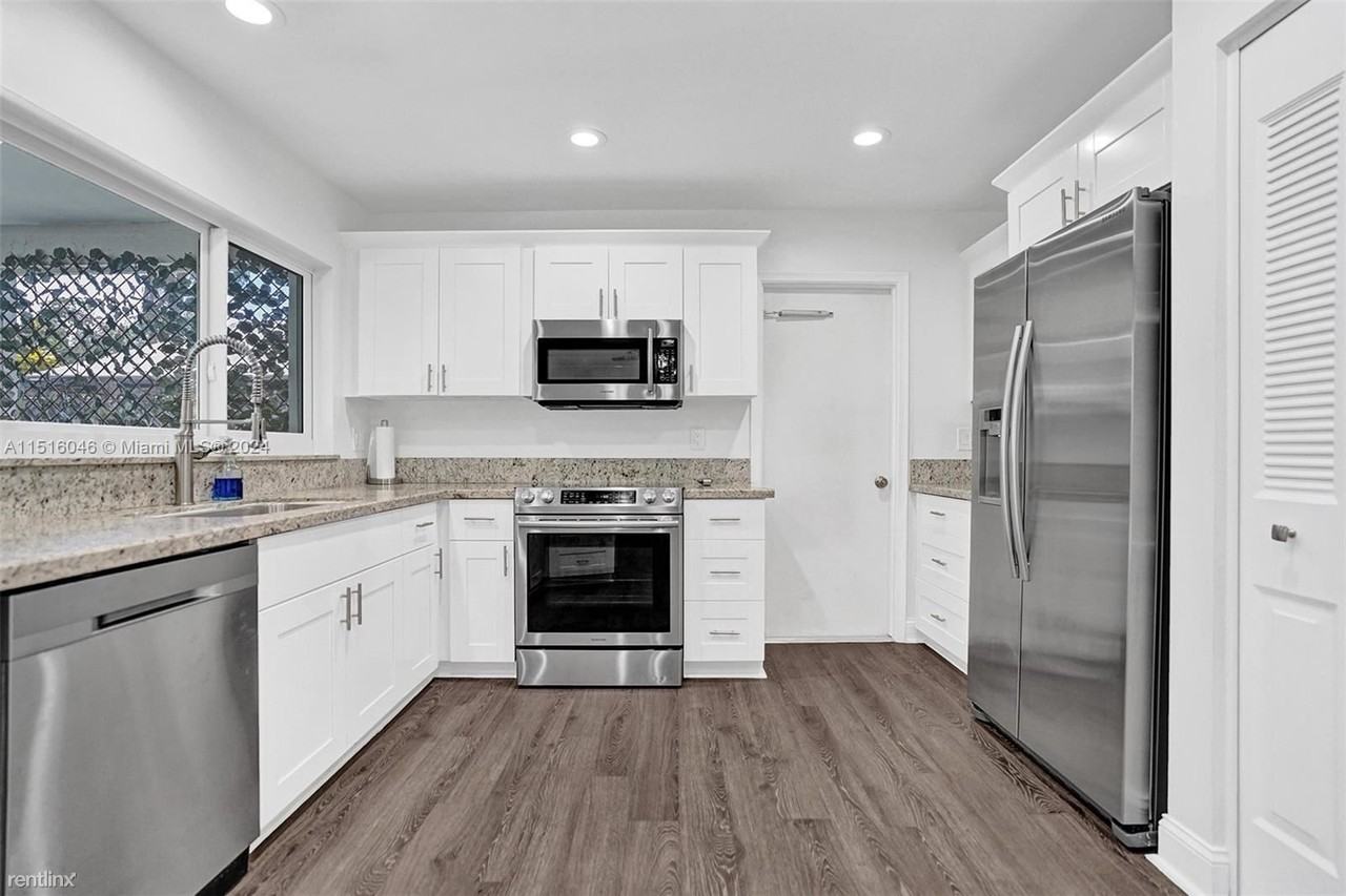 8652 Sw 49th St - Photo 2 of 13