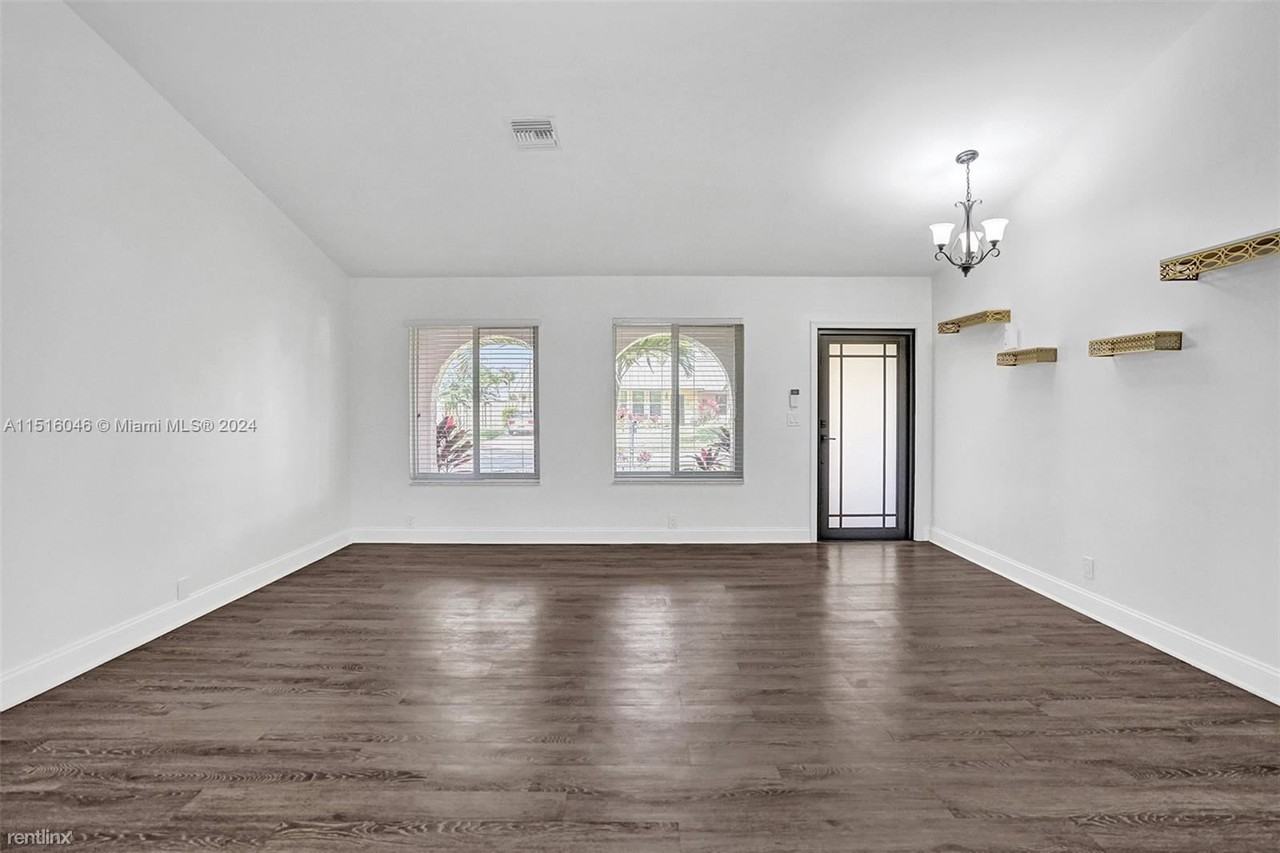 8652 Sw 49th St - Photo 3 of 13