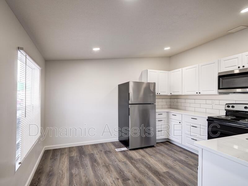 403 N Walnut St #B - Photo 4 of 29