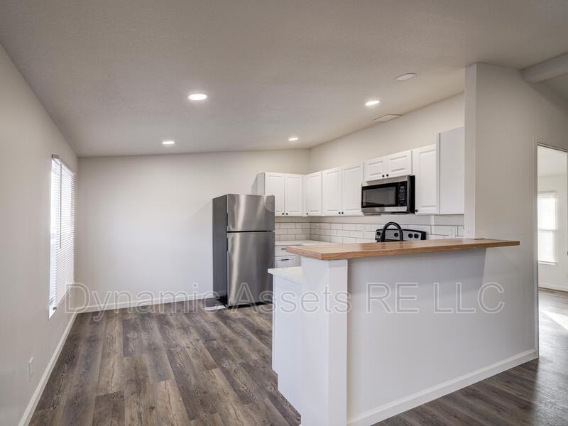 403 N Walnut St #B - Photo 3 of 29