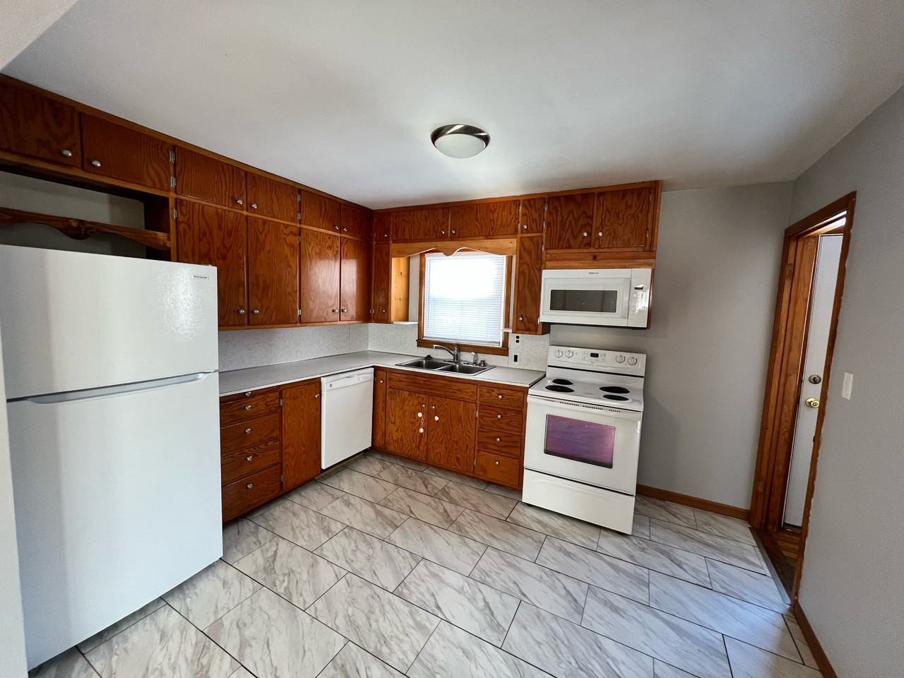 415 Anderson St - Photo 3 of 8