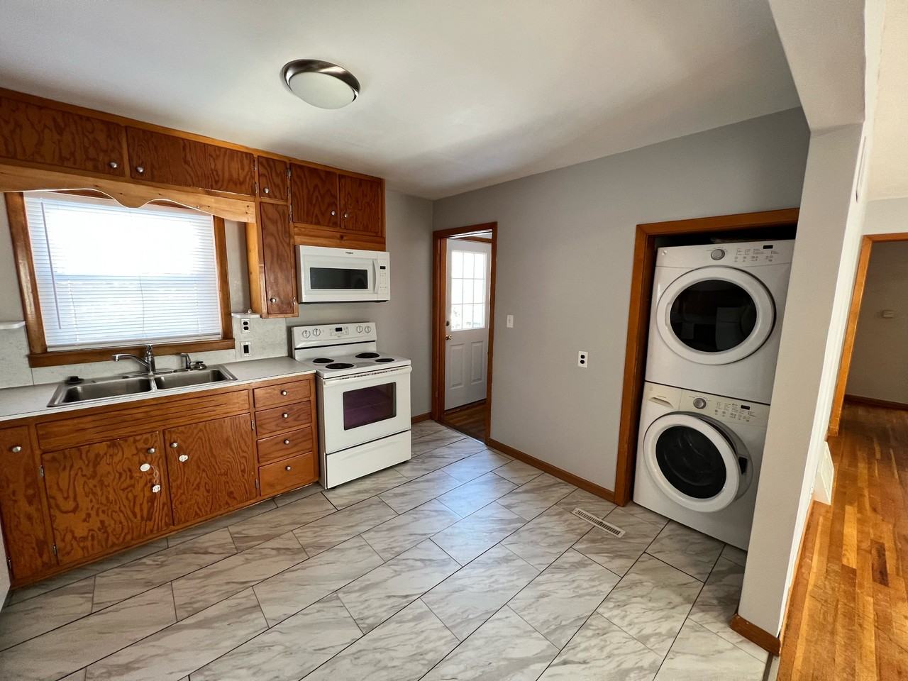 415 Anderson St - Photo 4 of 8