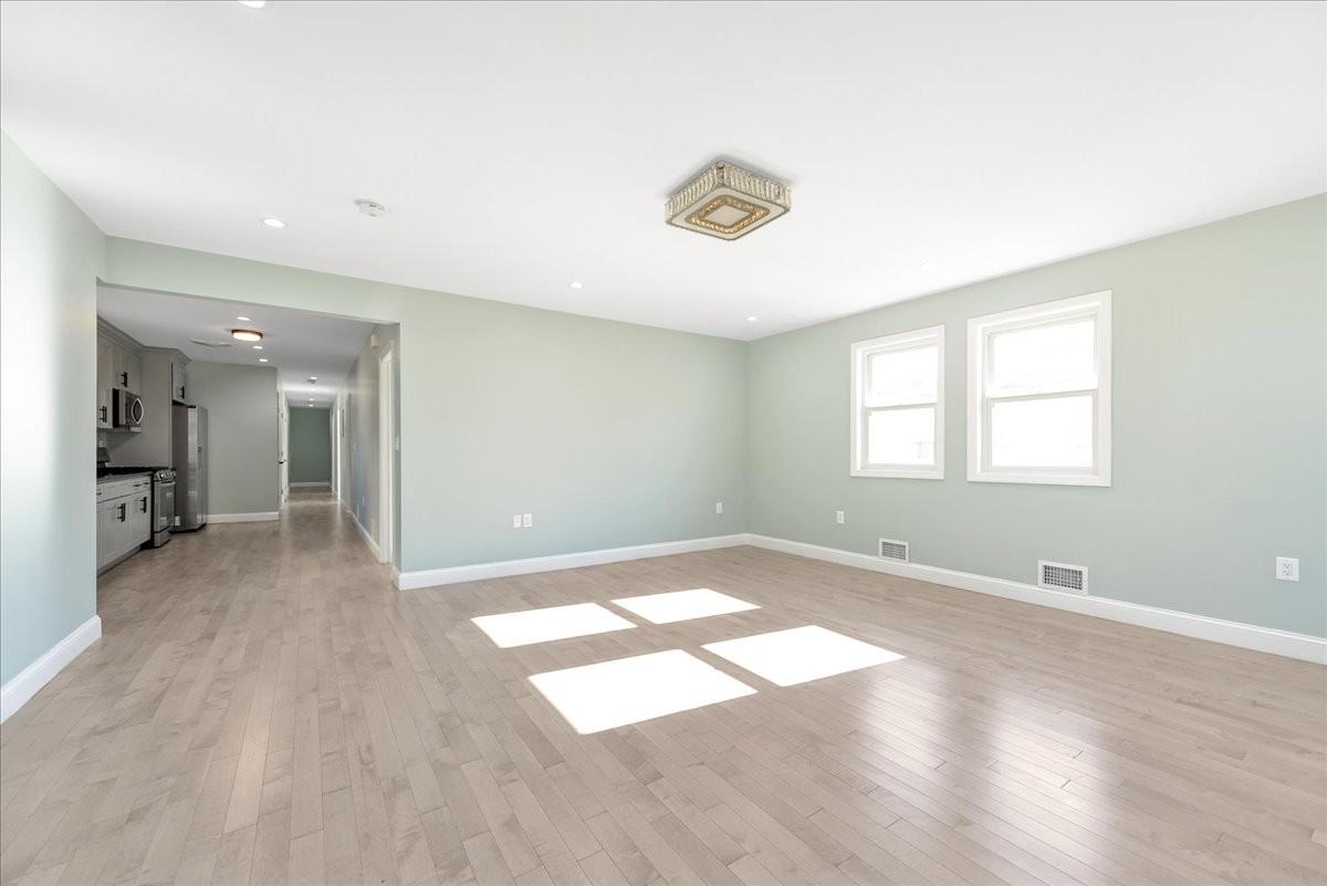 13027 140th St 2nd Fl - Photo 2 of 14