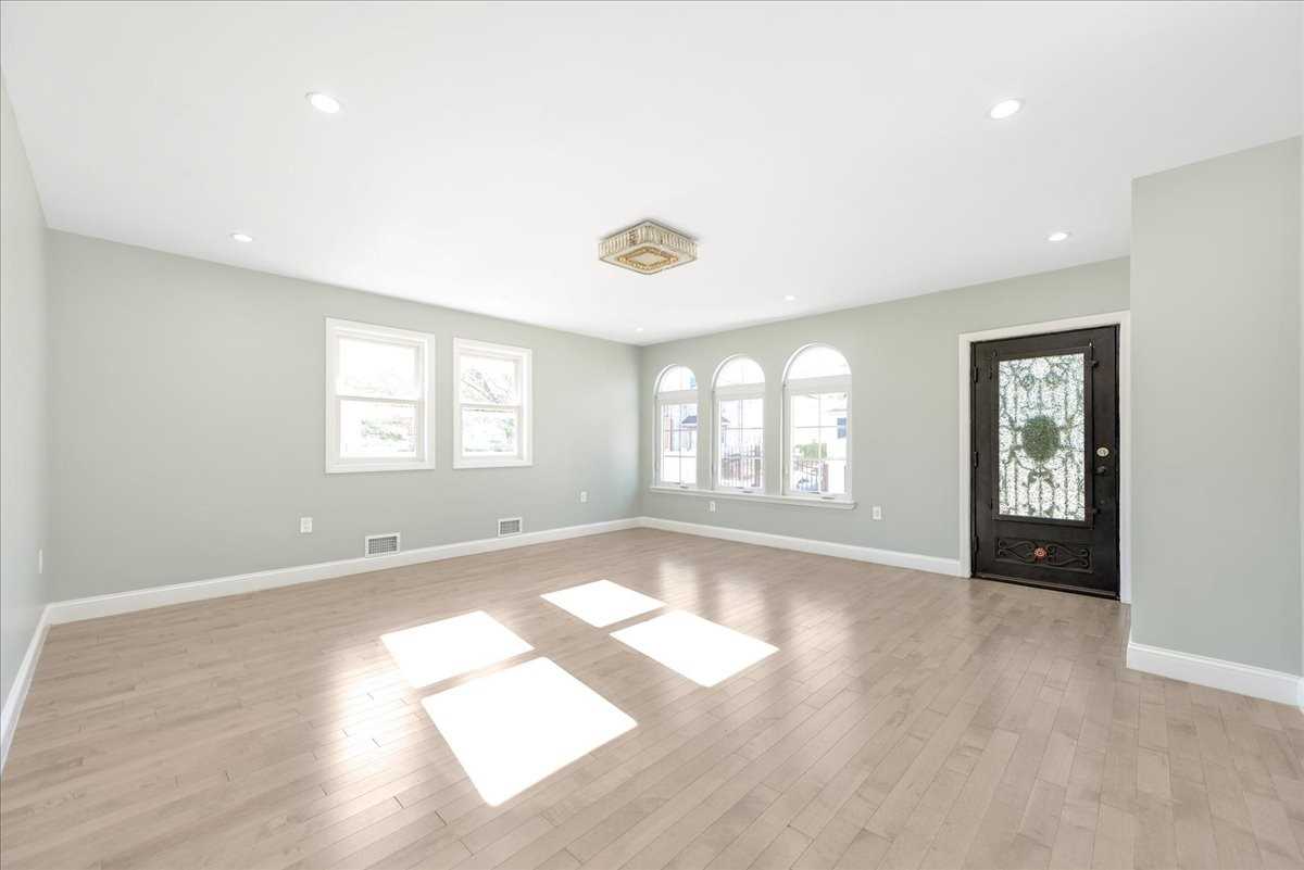 13027 140th St 2nd Fl - Photo 3 of 14
