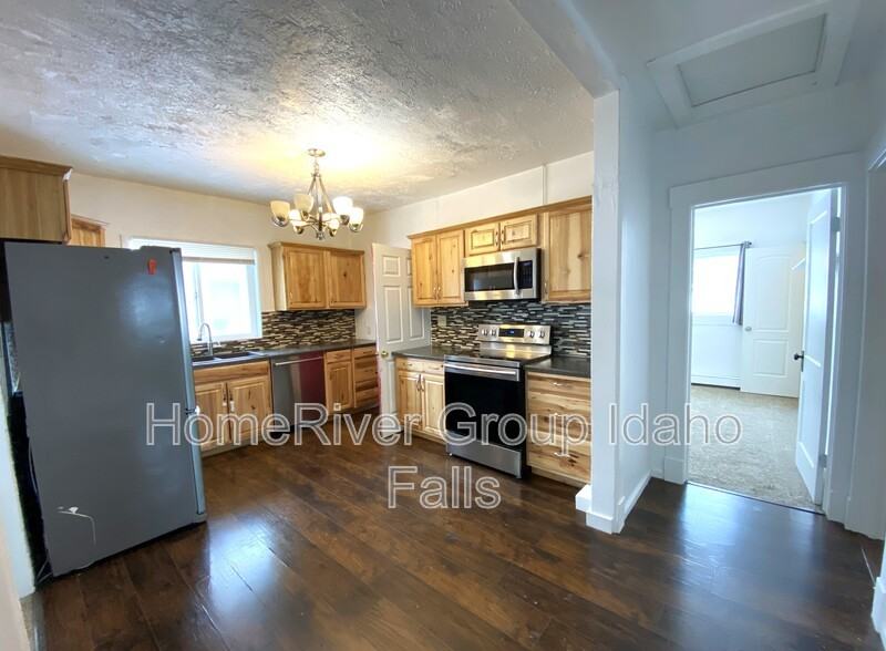 172 E 2nd S #1 - Photo 2 of 12