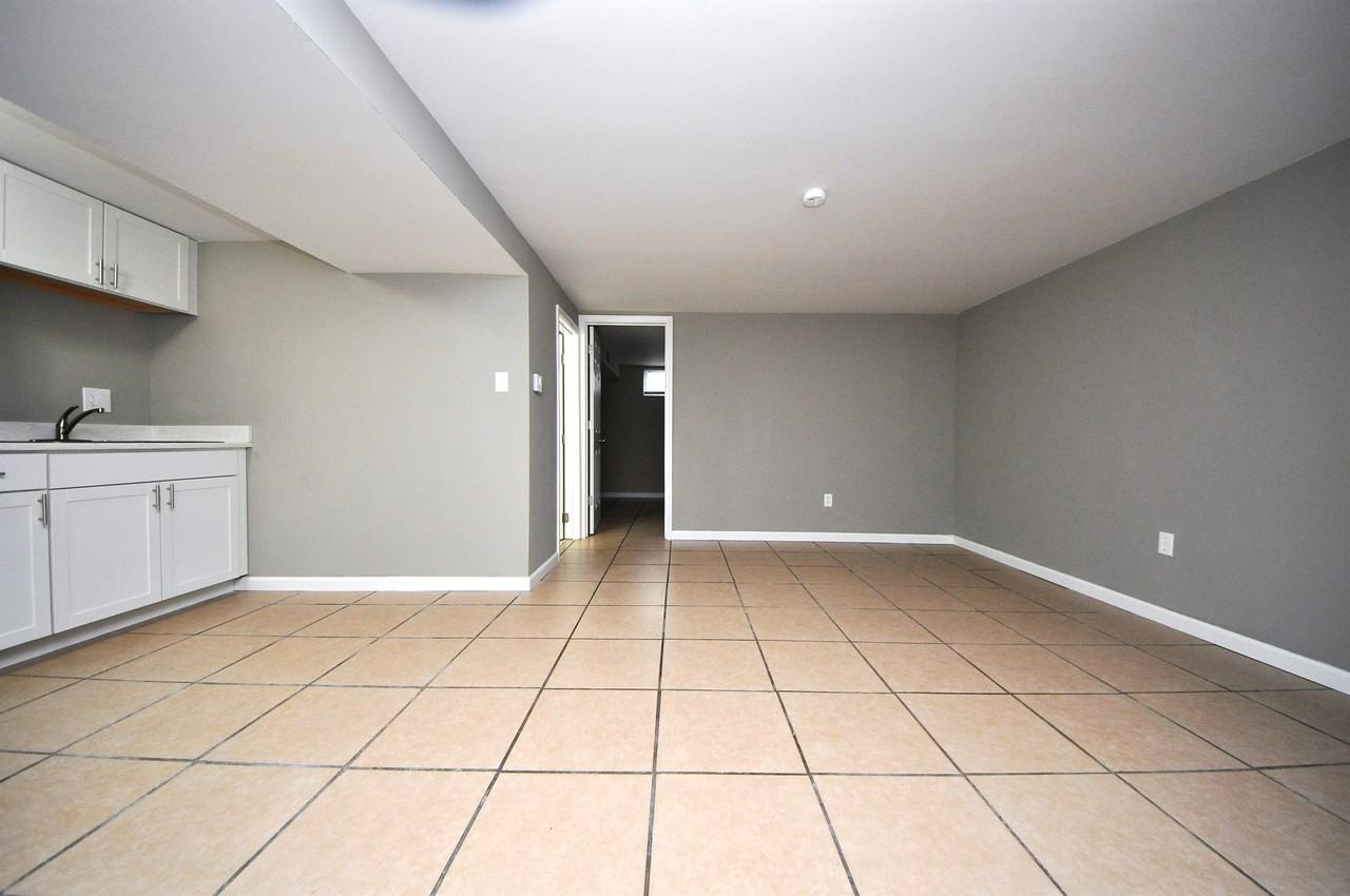 WAR: Granada 5-Plex - Photo 2 of 12