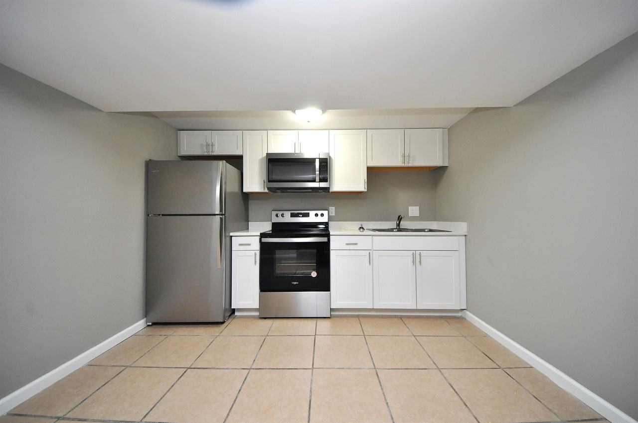 WAR: Granada 5-Plex - Photo 3 of 12