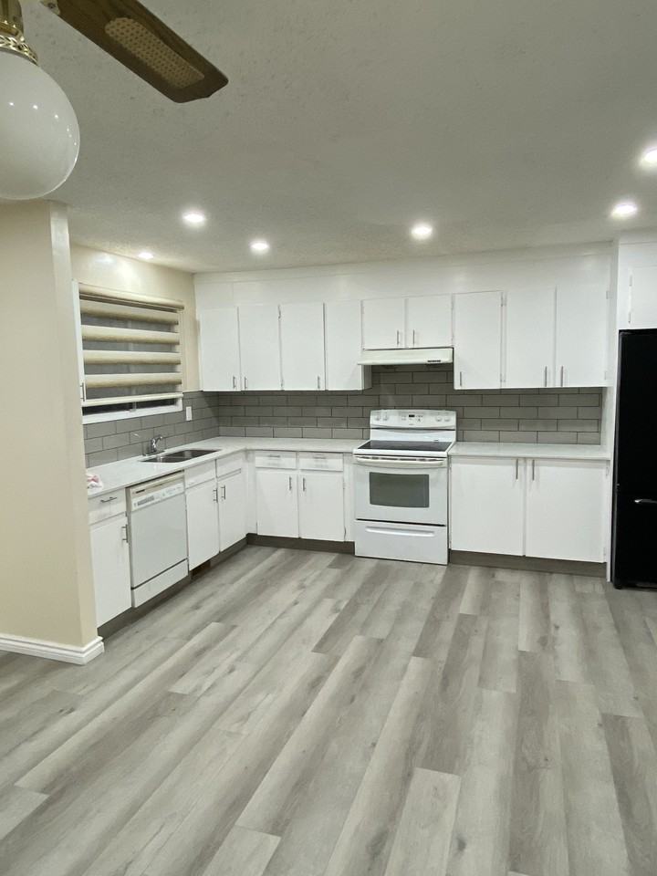 220 Pinemill Mews Northeast - Photo 3 of 9