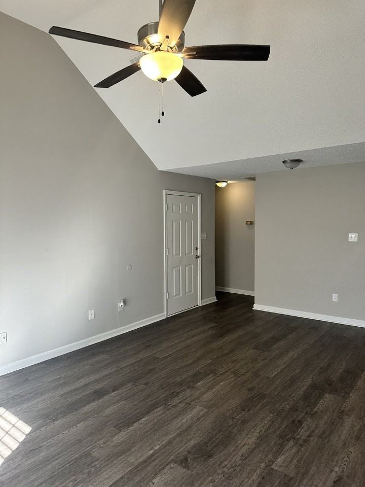 130 Camelot Place - Photo 4 of 7