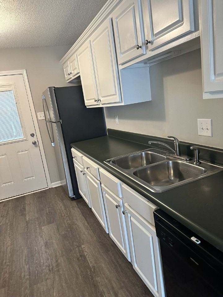 130 Camelot Place - Photo 6 of 7