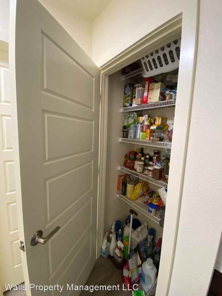 2465 Dexter Ave N - Photo 3 of 33