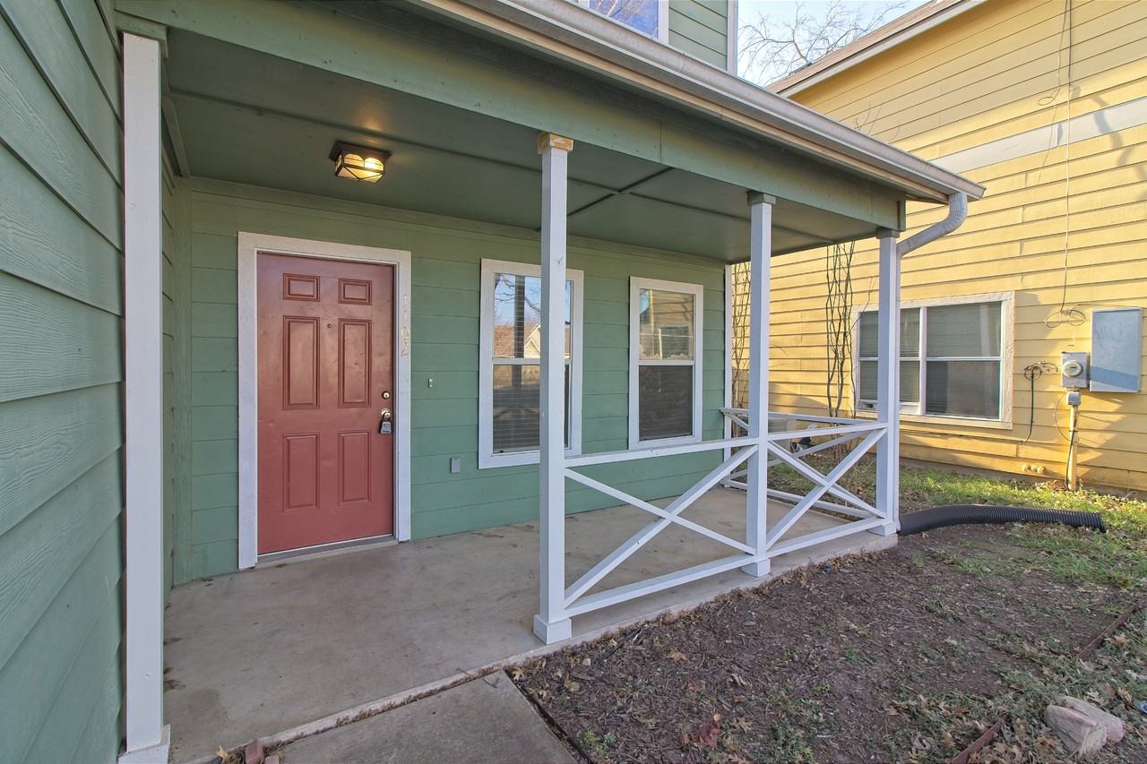 1102 E 3rd St - Photo 4 of 39