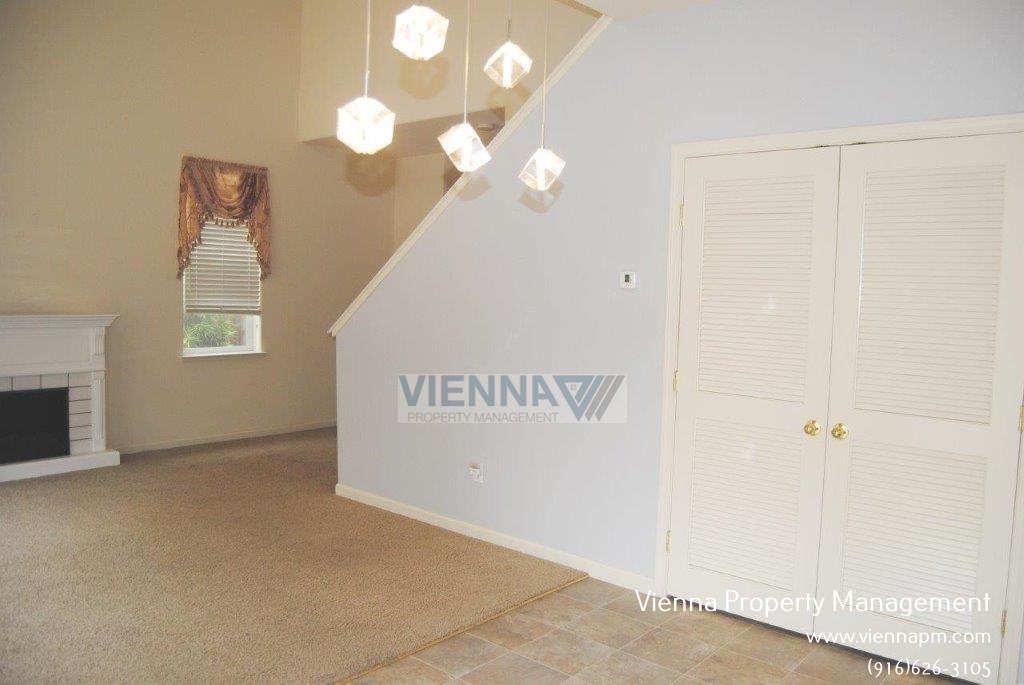 1016 Rowan St - Photo 3 of 17