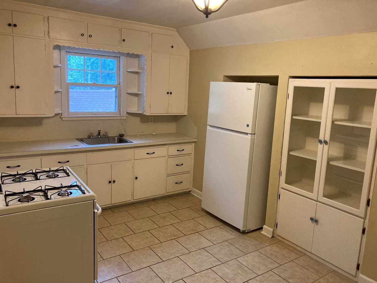 306 E 18th St - Photo 2 of 10