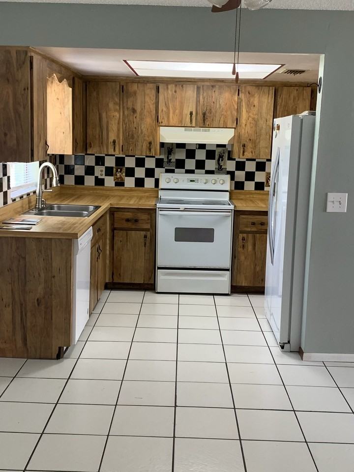 1395 Dexter Dr N - Photo 3 of 10